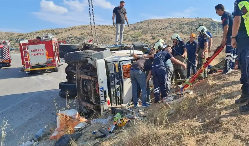 Freni Boşalan Kamyon Virajı Alamadı: Kaza Ucuz Atlatıldı