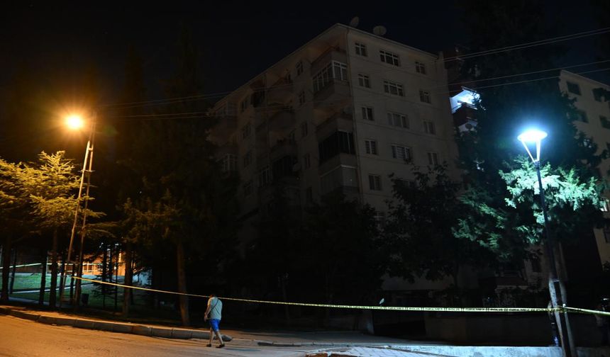 Sincan’da Panik Gecesi! Çatırdayan Apartman Tahliye Edildi