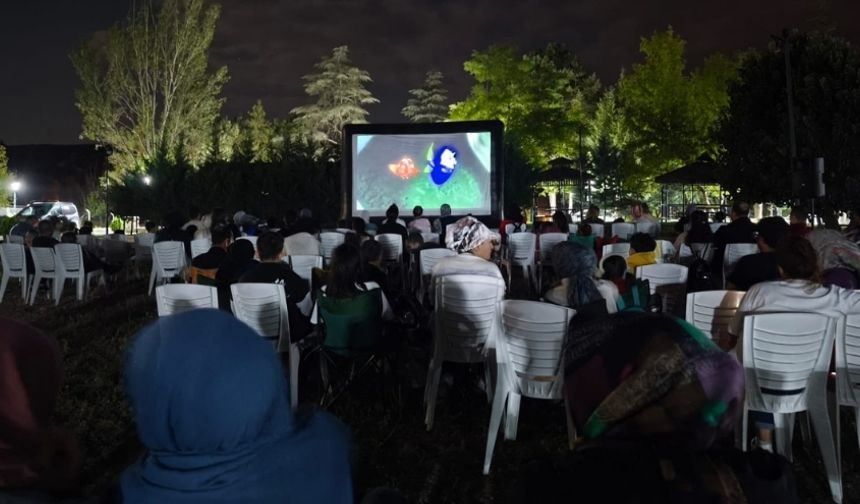 Ayaş’ta Açık Hava Sineması: Minikler Kayıp Balık Nemo’yu İzledi