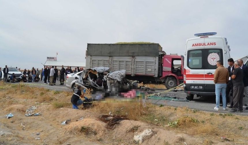 Aksaray Eskil'de Otomobil ile Kamyon Çarpıştı: 3 Kardeş Öldü