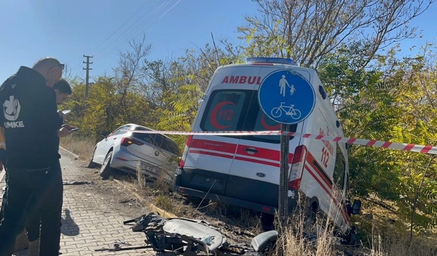 Aksaray’da Korkutan Kaza: Ambulans ve Otomobil Çarpıştı, 4 Yaralı