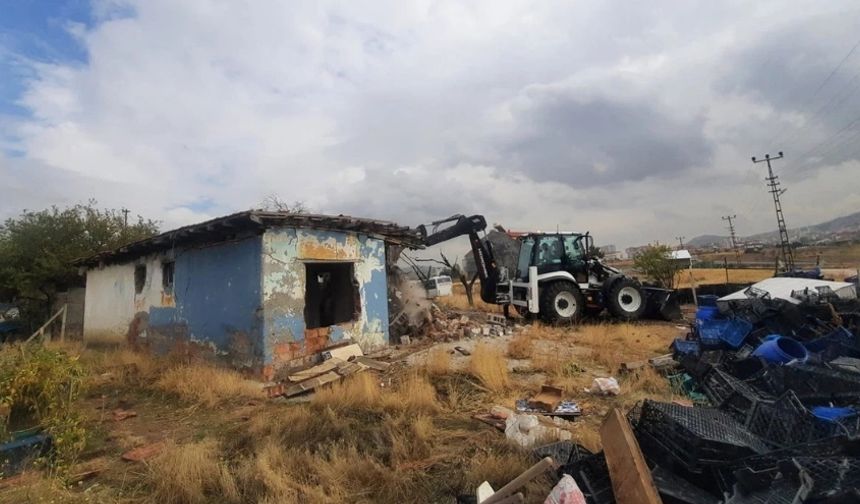 Altındağ’da Dönüşüm Sürüyor: Tehlikeli Yapılar Tarih Oluyor