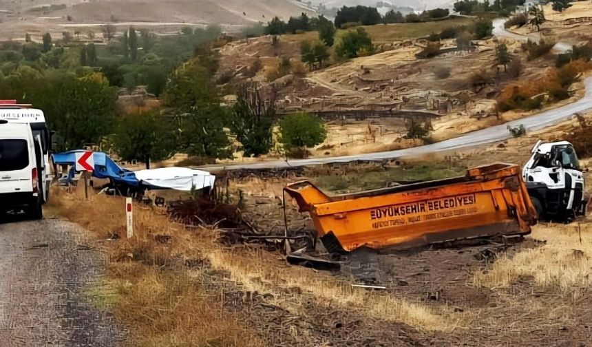 Ankara Güdül'de Kamyon Yol Kenarına Devrildi: Sürücü Yaralı