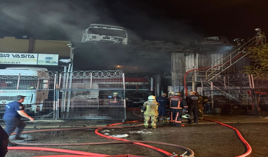 Yenimahalle’de Oto Tamirhanesi Alevlere Teslim Oldu