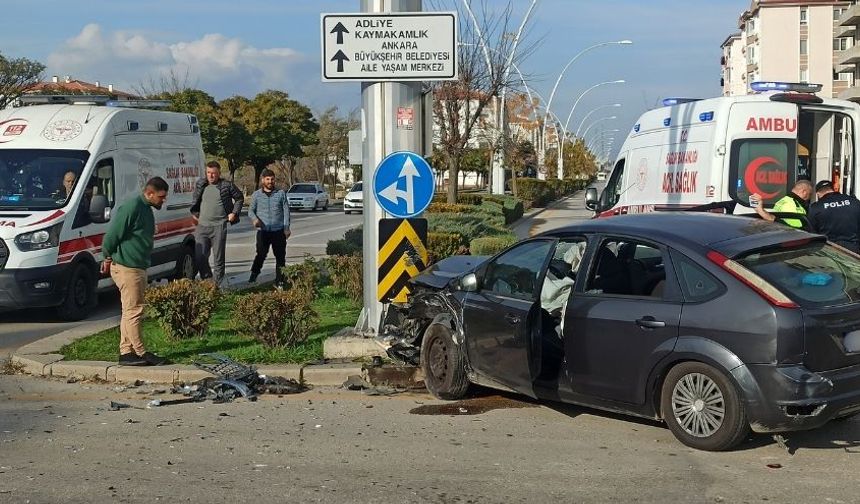Ankara’da İki Otomobil Çarpıştı: 2’si Çocuk 6 Yaralı