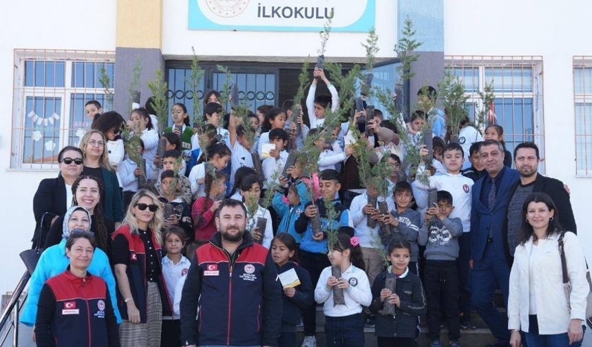 Beypazarı’nda Öğrencilere Anlamlı Hediye: Her Çocuğa Bir Fidan