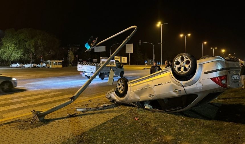 Çubuk’ta Korkutan Kaza: Otomobil Direğe Çarptı, Sürücü Yaralandı