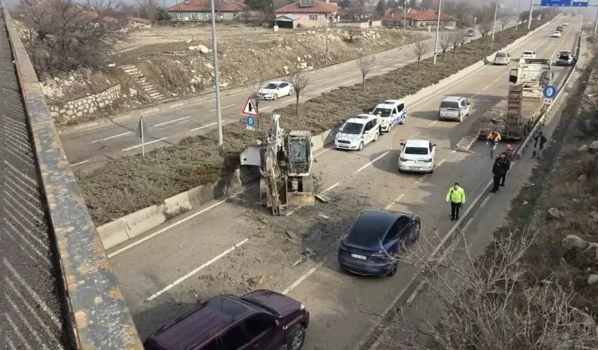 Elmadağ'da Köprüye Çarpan Kepçe Yola Devrildi