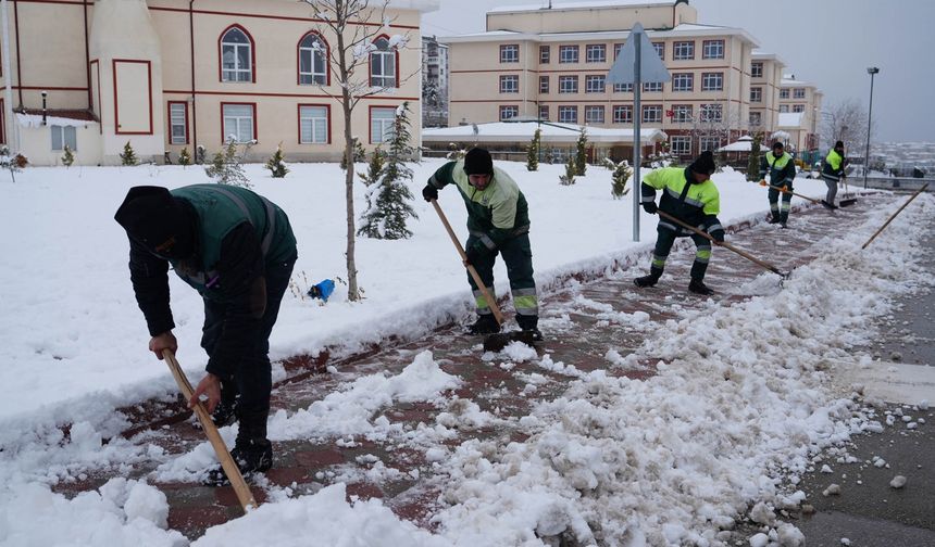 Keçiören Belediyesi’nden Buzlanmaya Karşı Tuzlama Seferberliği