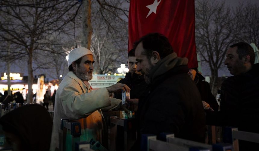 Başkentte Yarım Asırlık Kandil Geleneği: Binlerce Vatandaşa Süt İkram Edildi