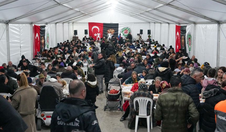 Etimesgut’ta Binlerce Kişi Aynı Sofrada, Oruçlar İftar Çadırlarında Açılıyor