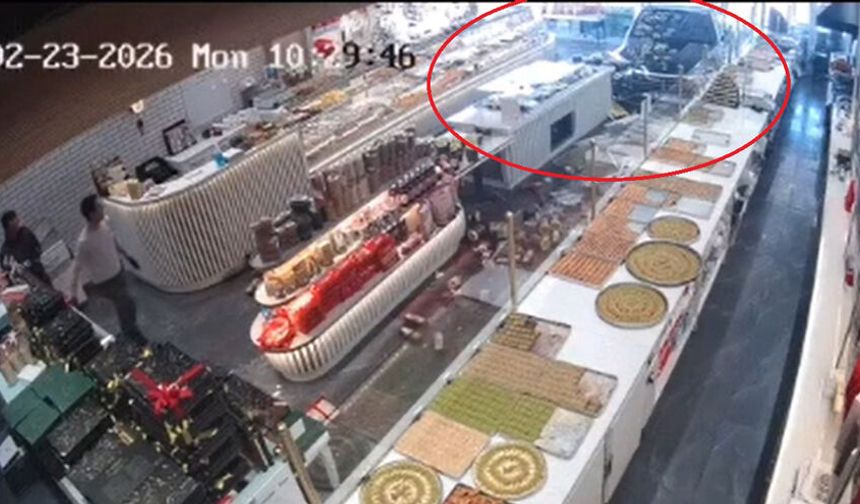 Ankara Etimesgut’ta Otomobil Pastaneye Girdi