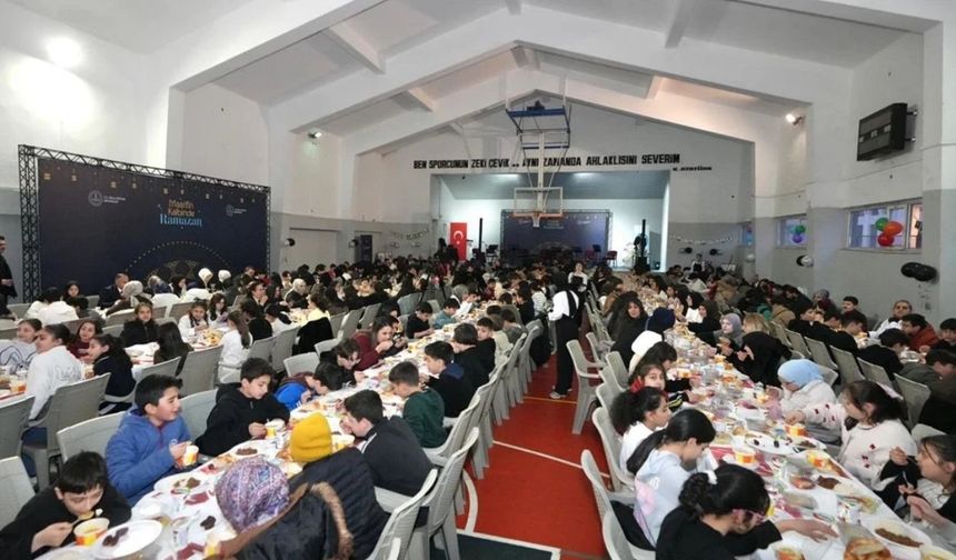 Yusuf Tekin Keçiörenli Öğrencilerle İftar Sofrasında Buluştu