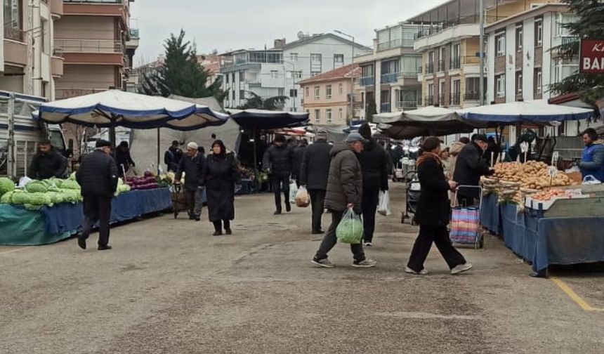 Etlik Çarşamba Pazarı’nda İftar Öncesi Etiketler Hareketlendi