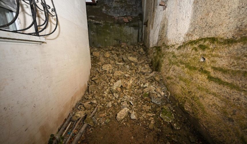 Mamak’ta Çöken İstinat Duvarı Apartman Sakinlerini Mağdur Etti
