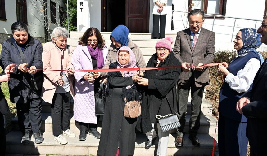 Altındağlı Kadınların Tuvalinden "Kadın" Hikayeleri