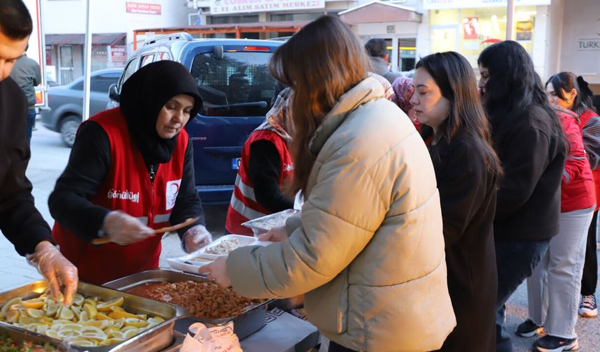 Gölbaşı’nda Kızılay’dan Bereket Sofrası, 520 Kişi Aynı Sofrada Buluştu
