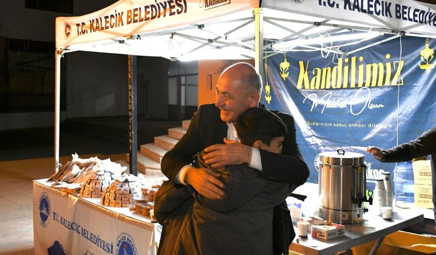 Kalecik Belediyesi Kadir Gecesi’nde Çocuklara Hediyeler Dağıttı