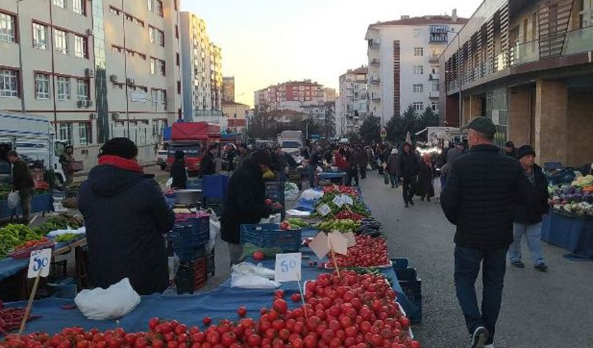 Akaryakıt Zammı Pazar Etiketlerini Nasıl Etkiledi? Karşıyaka Semt Pazarı’nda Fiyat Mesaisi