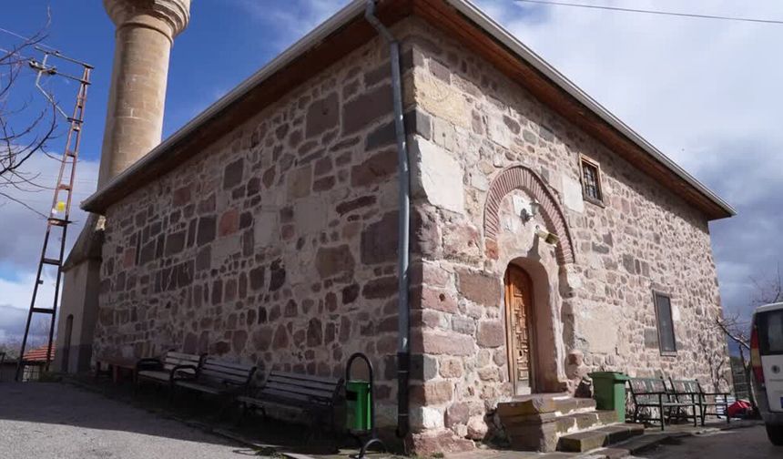 Çubuk’ta Asırlara Meydan Okuyan Mahmutoğlan Cami’ye Ramazan’da Ziyaretçi Akını