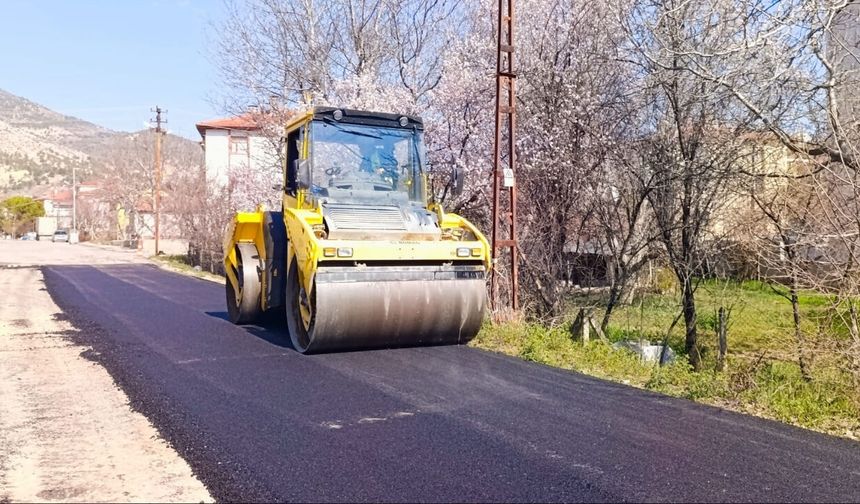 Nallıhan’da Bozulan Yollar Sıcak Asfaltla Yenileniyor