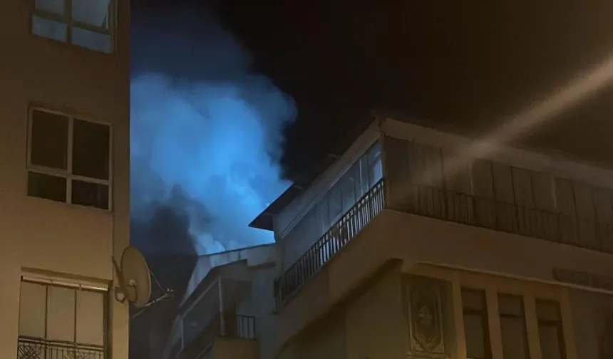 Polatlı'da Binanın Çatısında Çıkan Yangın Paniğe Neden Oldu