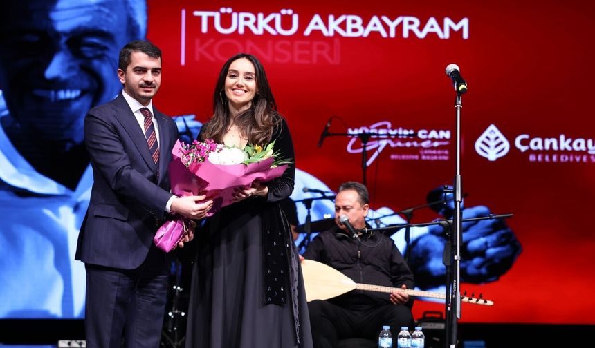 Türkü Akbayram Babası Edip Akbayram’ı Sahnede Andı