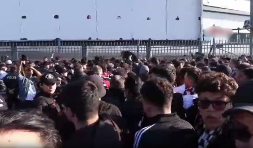 Beşiktaş Taraftarı Derbi Öncesi Kadıköy’e Akın Etti