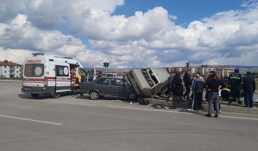 Çubuk’ta İki Otomobil Birbirine Girdi: 3 Kişi Yaralandı