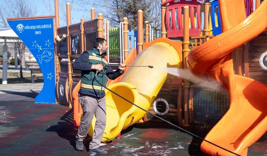 Gölbaşı’nda Parklarda Temizlik ve Hijyen Seferberliği