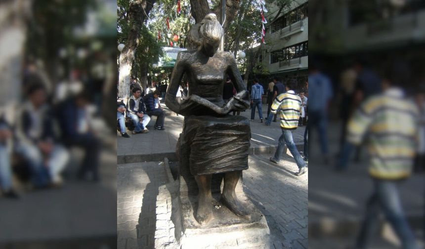 İnsan Hakları Anıtı: Yüksel Caddesi’nde Kitap Okuyan Kadın