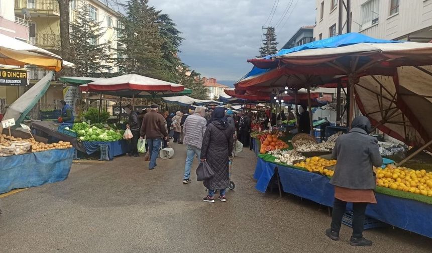 Etlik Çarşamba Pazarı’nda Yağmur Mesaisi: Fiyatlar Düştü Yoğunluk Akşama Kaydı
