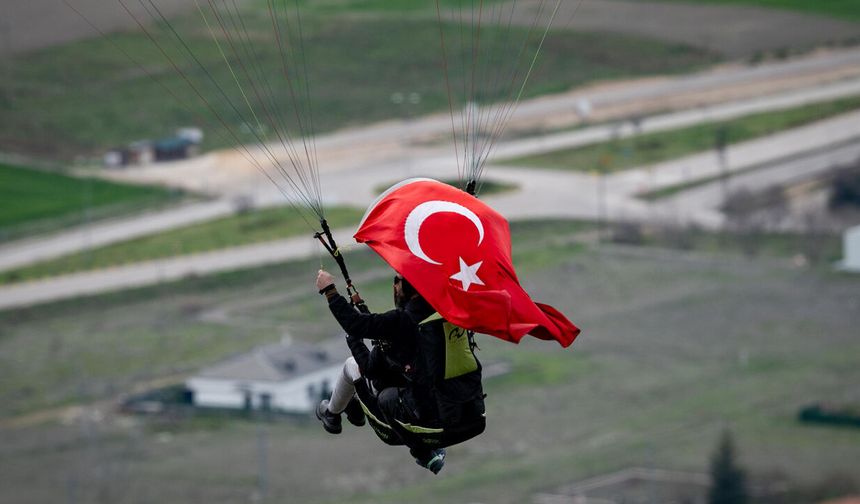 Ankara Ayaş’ta Polis Haftası'na Özel Gökyüzünde Türk Bayrağı Açıldı