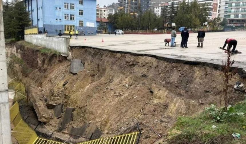 Sağanak Yağış Yenimahalle'de Bir Ortaokulun İstinat Duvarını Yıktı