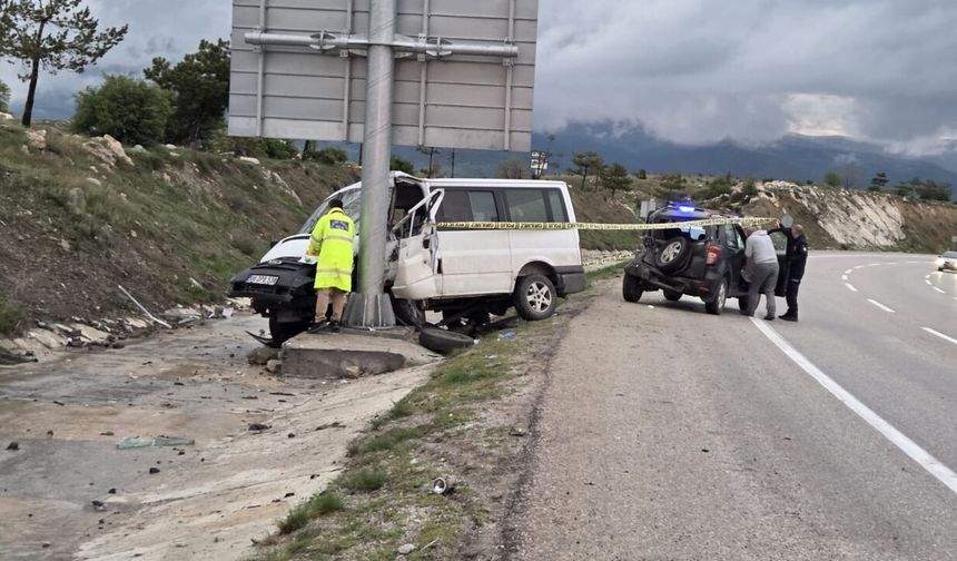 Elmadağ'da Kaza: Minibüs Önce Otomobile Sonra Direğe Çarptı