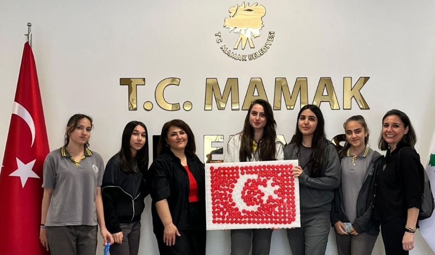 Mamak'ta Öğrenciler Atık Kapaklardan Türk Bayrağı Panosu Yaptı