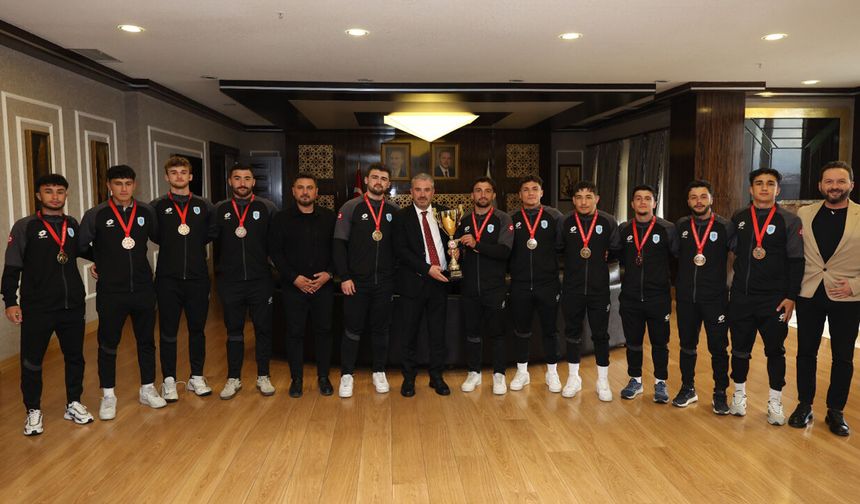 Ragbide Türkiye’nin En Büyüğü Pursaklar: Şampiyonlar Ertuğrul Çetin’e Söz Verdi