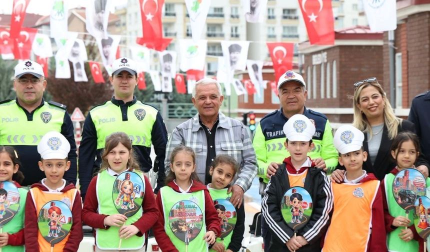 Mamaklı Öğrenciler Trafik Kurallarını Uygulamalı Öğreniyor