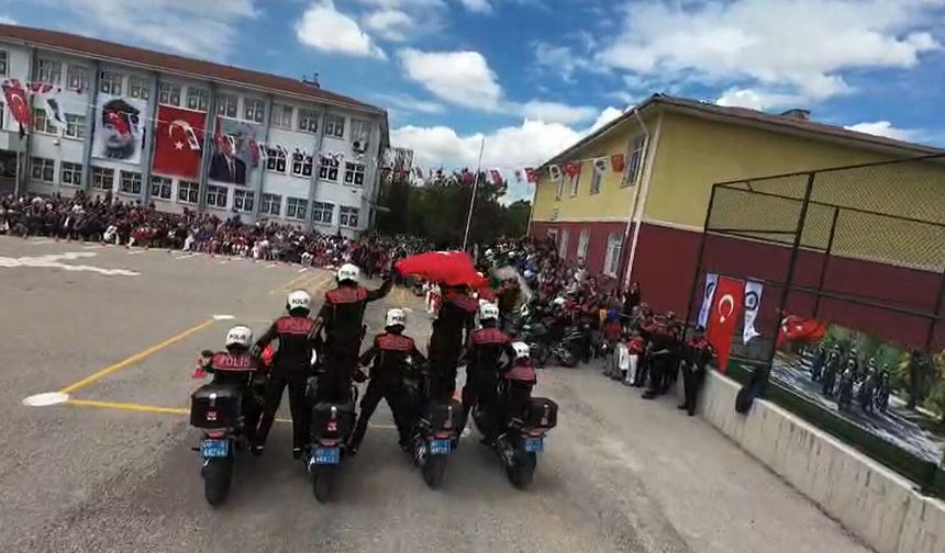 Yenimahalle'de Yunus Polisleri Hem Zeybek Oynadı Hem Akrobasi Yaptı