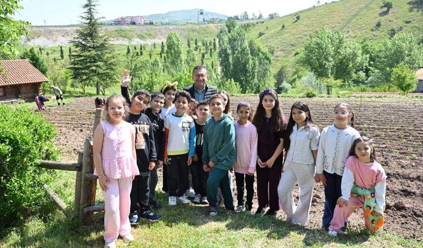 Altındağlı Çocuklar Yüzlerce Fideyi Kendi Eliyle Dikti