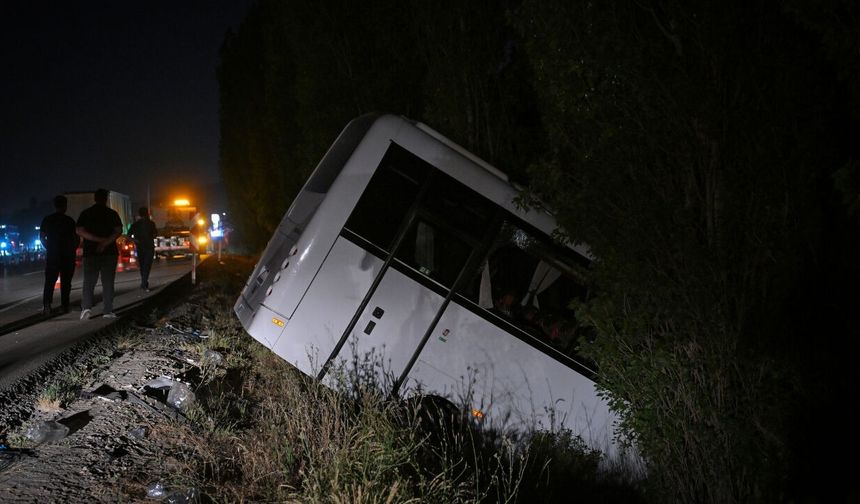 Mamak'ta Servis Minibüsü Şarampole Devrildi, Çok Sayıda Yaralı Var