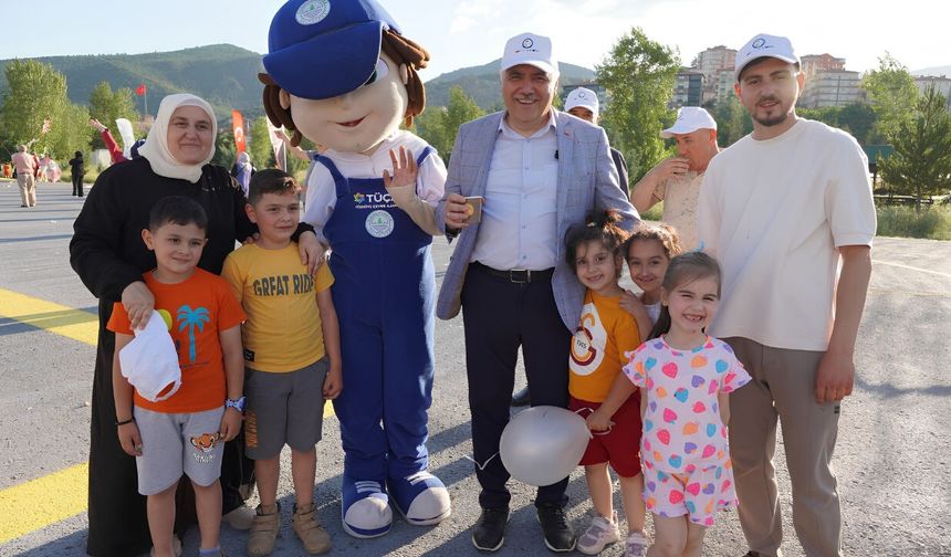 Kızılcahamam'da Uçurtma Şenliği Gökyüzünü Renklendirdi