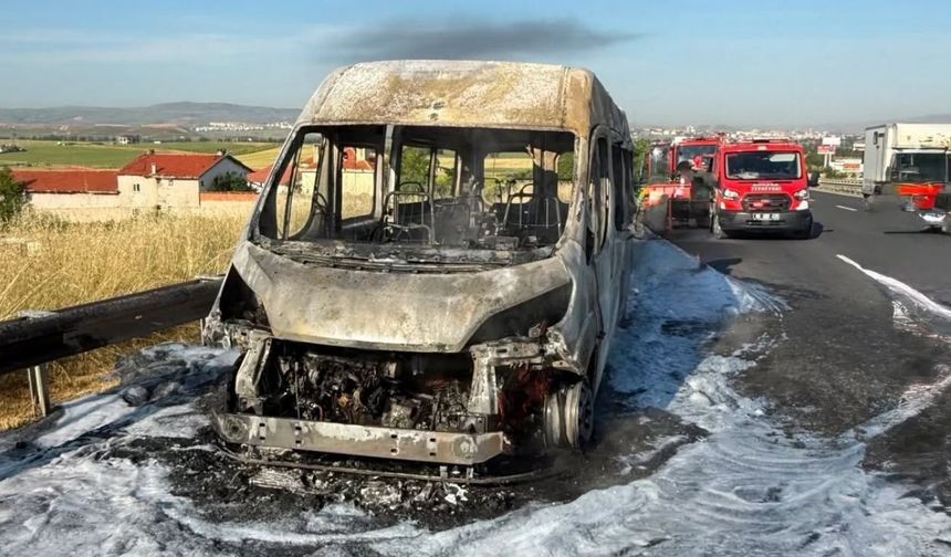 Sincan'da İşçileri Taşıyan Servis Minibüsü Alev Alev Yandı