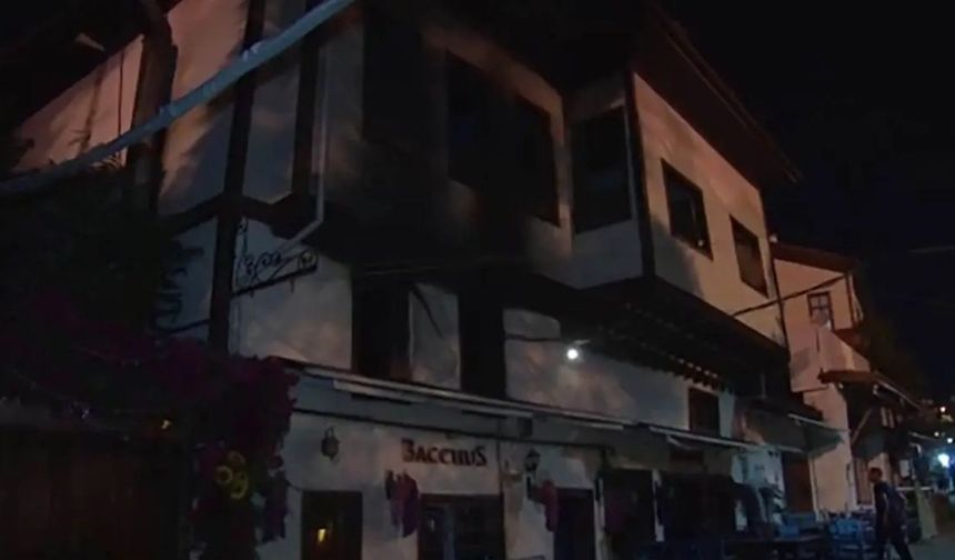 Hamamönü'nde Gece Yarısı Yangın Paniği: 3 Katlı Binanın 2 Katı Kül Oldu