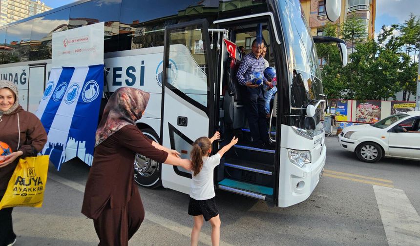 Veysel Tiryaki Altındağlı Çocuklara Karne Hediyesi Dağıttı
