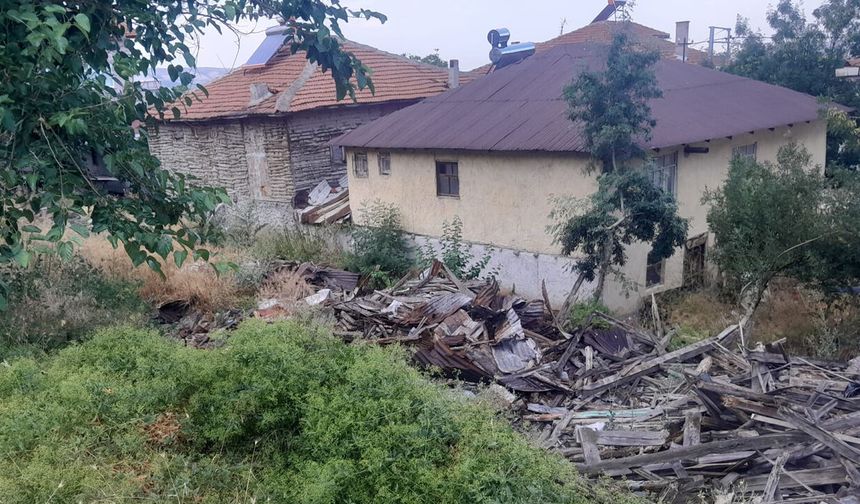 Beypazarı’nda Güvenlik Riski Oluşturan Metruk Evler Yıkılıyor