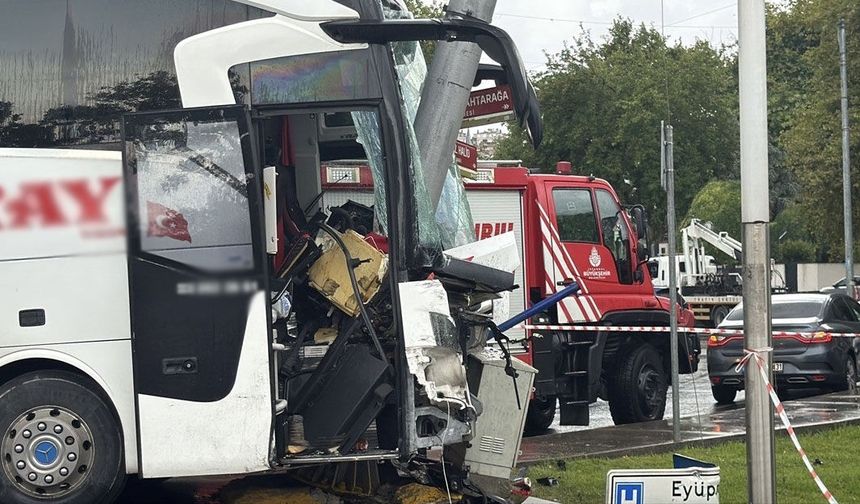 İstanbul'da Yağmur Kazaya Neden Oldu: Otobüs ve Otomobil Çarpıştı, 2'si Ağır 30 Yaralı