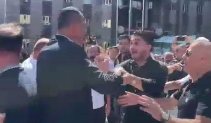 Etimesgut Belediyesi Önünde Toplanan Kalabalıkta Arbede Yaşandı