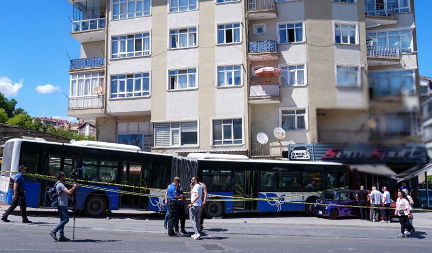 Ankara Mamak’ta Kaza: EGO Otobüsü İş Yerine Girdi, Çok Sayıda Yaralı Var