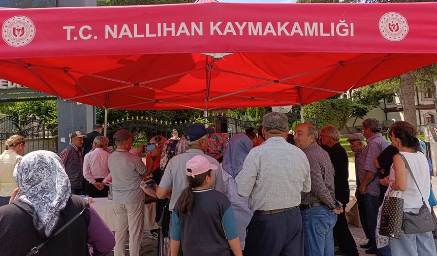 Nallıhan Belediyesi Önünde Vatandaşlara Aşure İkram Edildi